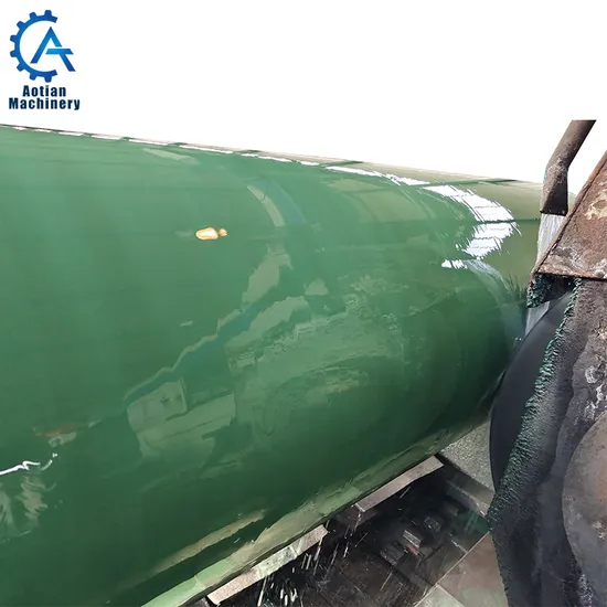 Mit Leimrolle bedeckte Papiermaschinenteile